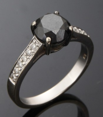 Ring af 14 kt. hvidguld med sort og hvid diamanter