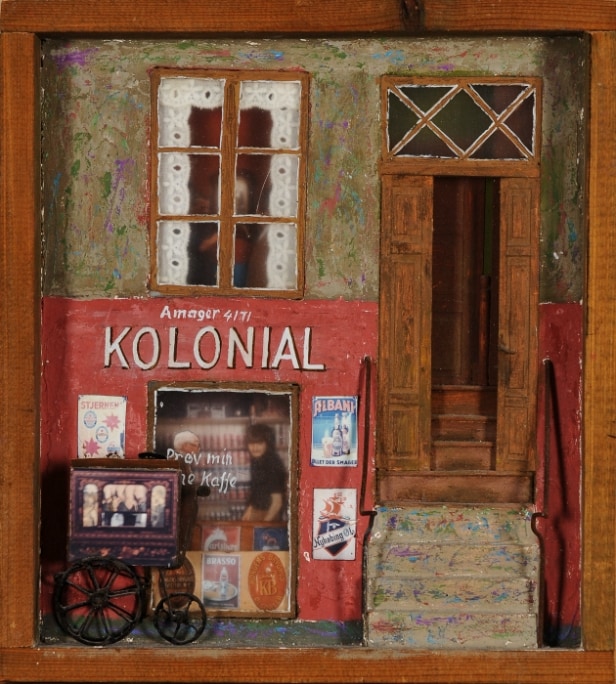 Frede Malmros. Relief i form af husfacade, 'Butik med lirekasse', cd.