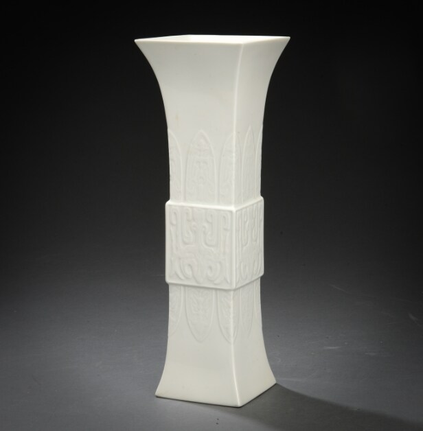 Firsidet kinesisk Blanc de Chine vase, 1800/1900-tallet. 