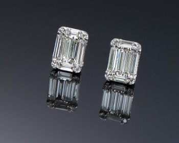 Et par diamantørestikker af 18 kt. hvidguld - i alt ca. 0.56 ct. (2)