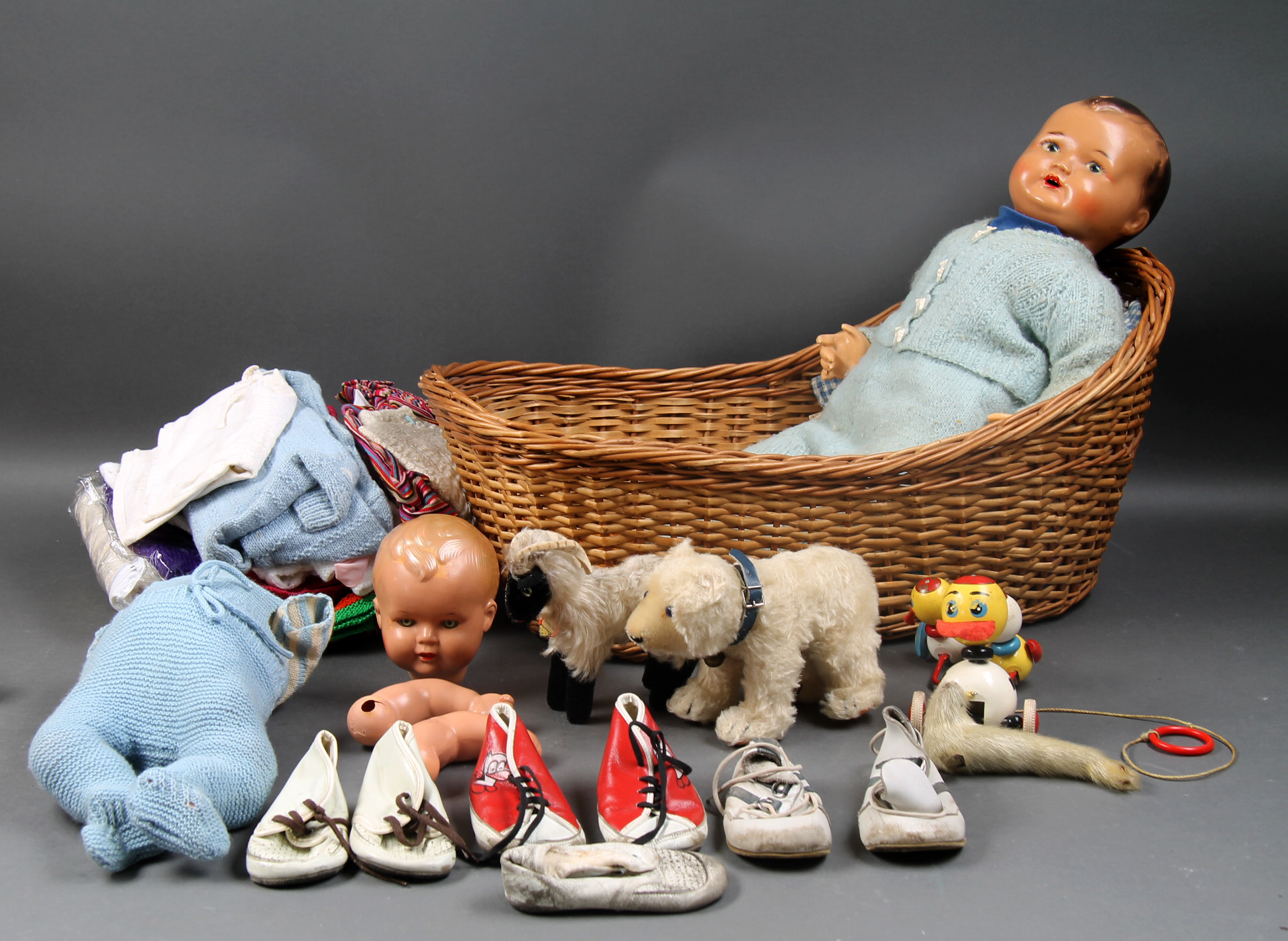 Rengør rummet indgang Overleve Samling legetøj bl.a. dukke, Brio ænder mm., 1900-tallet | Lauritz.com