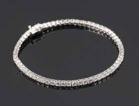 Tennisarmbånd med diamanter af 18 kt. hvidguld, ca. 5,00 ct..