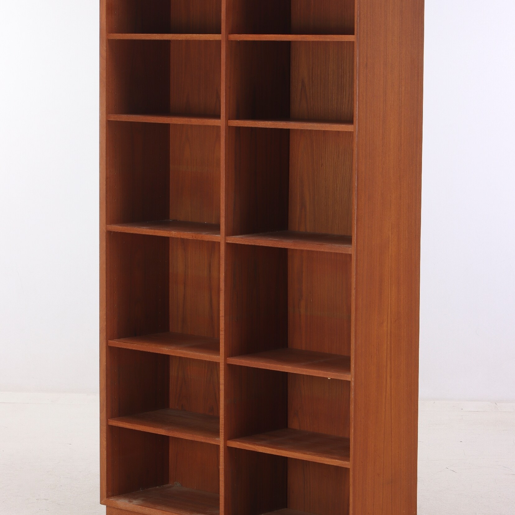 Bogreol af teak med 12 hylder, 1960'erne | Lauritz.com