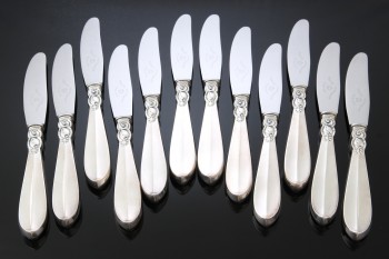 Poul Frigast. Prinsesse tolv middagsknive med skafter af sølv. (12)