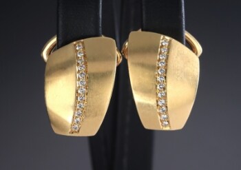 Et par brillantøreklips af 14 kt. satineret guld, i alt 0.22 ct. (2)
