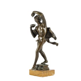 Figur af patineret bronze i form af dansende satyr med klangbækkener