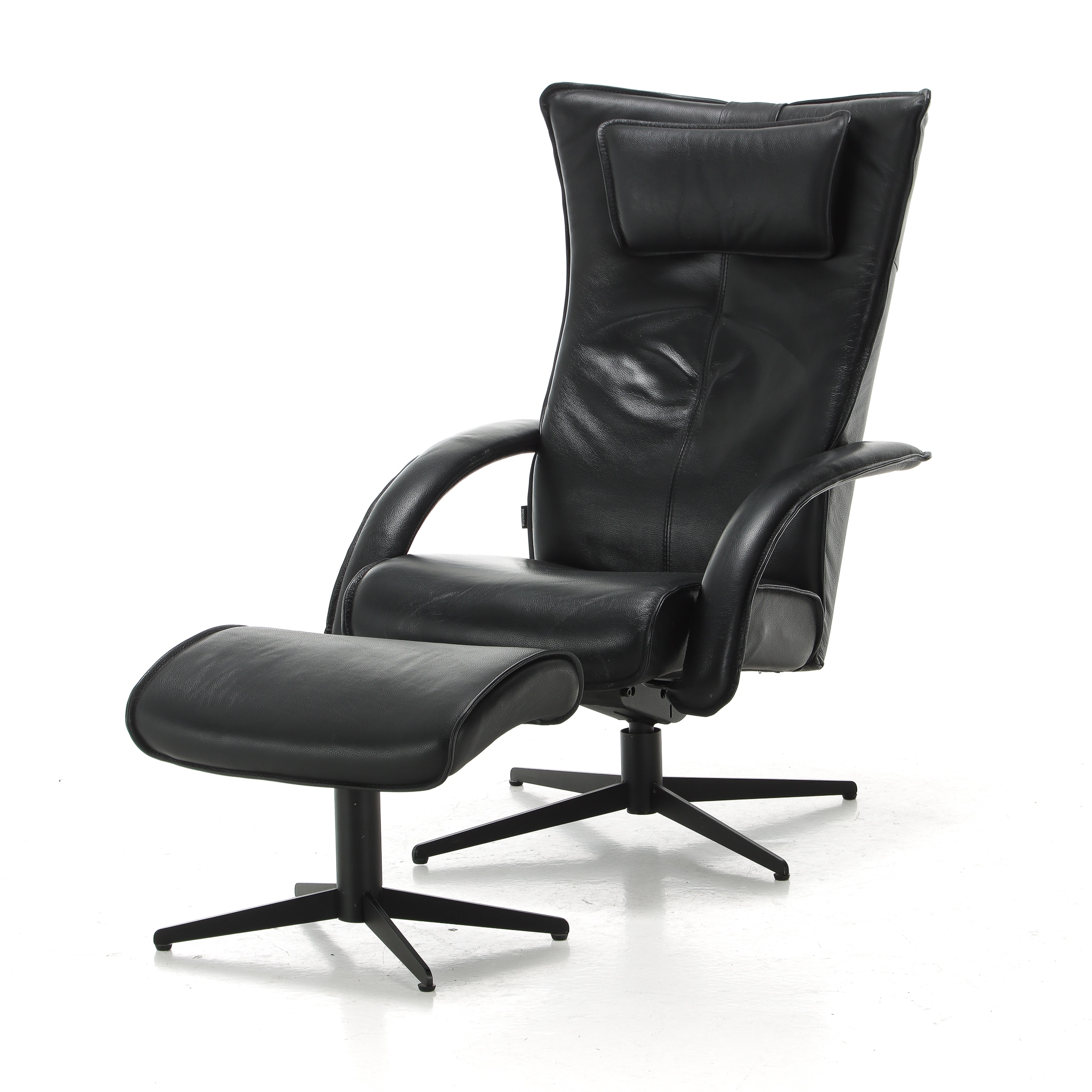 Brunstad Delta Motion armchair with stool - Black leather (2)