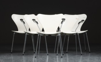 Arne Jacobsen for Fritz Hansen. Tre armstole samt et par stole, model 3207 & 3107 (3+2)