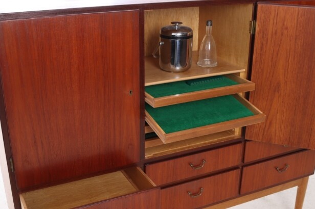 Skænk / dækketøjsskab af teak og eg, 1950-60'erne