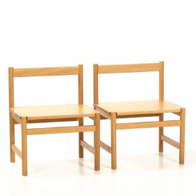 Hans J. Wegner. Pair of rare side tables / lamp tables with backs (2)