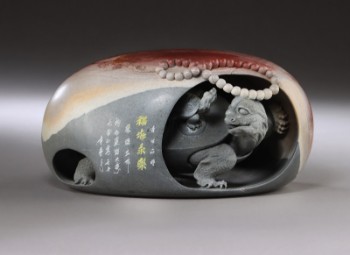 Kinesisk figur af skildpadde udskåret i sten med flere farver og kinesisk tekst