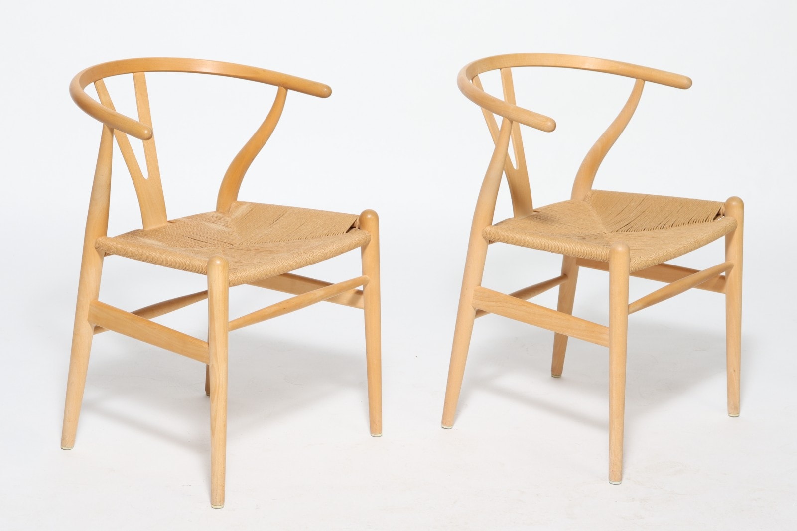 Hans J. Wegner. Et par Y-stole, model CH-24, bøg. (2) | Barnebys