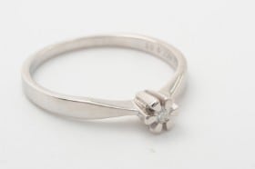 Solitairering med brillant på ca. 0.03 ct. 8 kt. hvidguld, str. 52