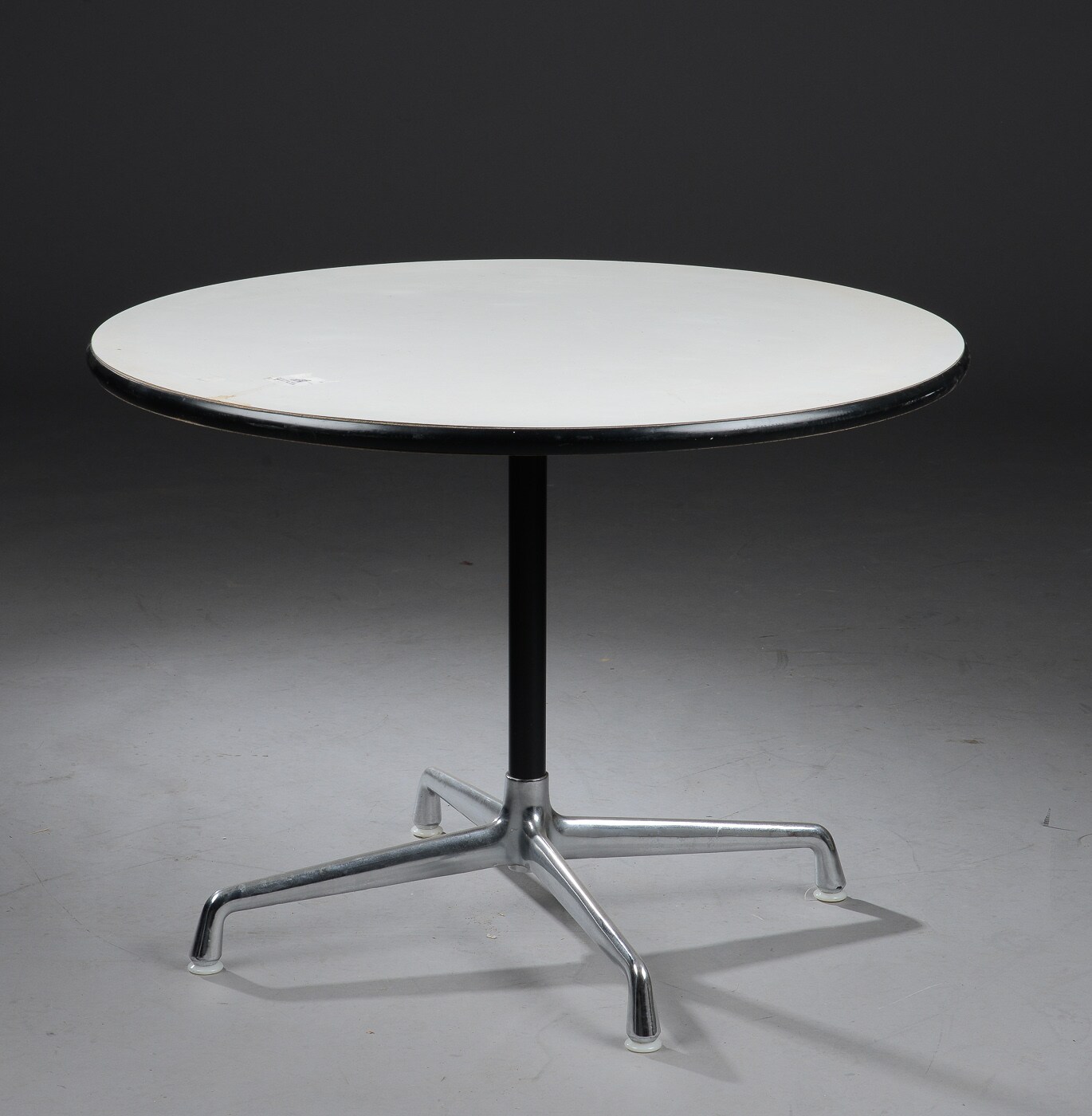 Charles Eames. Rundt loungebord / 'Segmented Table' | Lauritz.com