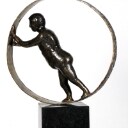Pierre Martin. Skulptur af patineret bronze: 'Holde hjulene igang', H. 62 cm