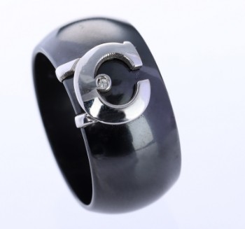 Keramisk ring med initial C i hvidguld med brillant, sort