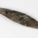 Danmarks Oldtid: Let buet kniv af flint. L. 22,7 cm.