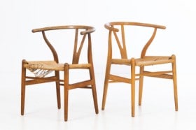 Hans J. Wegner. To armstole af eg og bøg, model CH-24 - 'Y-stolen' (2)