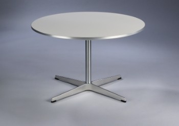 Arne Jacobsen. Sofabord, model A222 . Hvid. Ø 75 cm