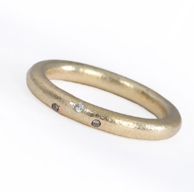 Enkel brillantring af 14 kt. punslet guld, i alt ca. 0.025 ct.