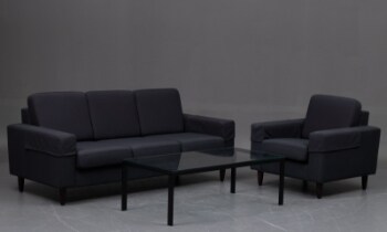 Hurup møbelfabrik. Tre-personers sofa, lænestol og sofabord (3)