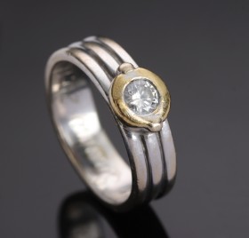 Solitaire brillantring af 18 kt. guld og hvidguld, ca. 0.20 ct.