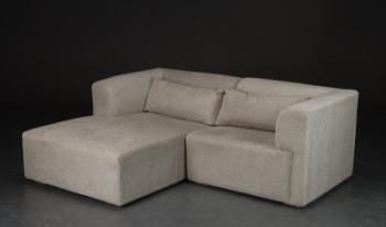 Living&more. 2 - pers. sofa med chaiselong - Karl - Grå