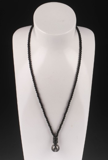 Halskæde med sort onyx med vedhæng af oxideret sterlingsølv og dorte diamanter