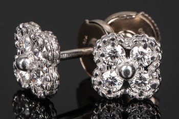 Van Cleef & Arpels. Et par mini Alhambra diamantørestikker af 18 kt hvidguld (2)