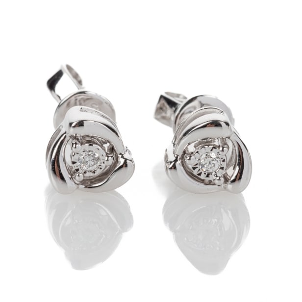 Diamonds by Frisenholm. A pair of diamond earrings of 9 kt. white gold. (2)