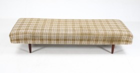 Dansk møbelproducent. Daybed / seng / divan med ben af teak ca. 1960