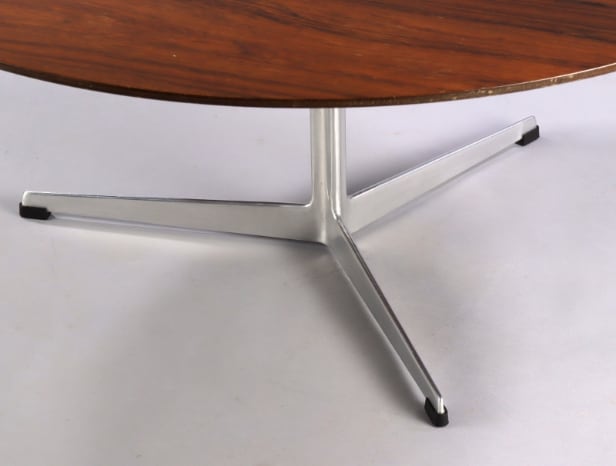 Arne Jacobsen. Cirkulært sofabord med plade af fineret palisander, Ø. 110 cm