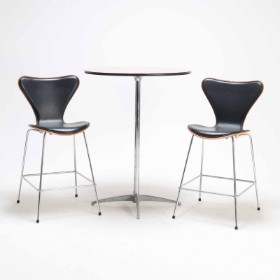 Arne Jacobsen. Et par 'Syver' barstole, model 3197, red label samt cafe/barbord (3)