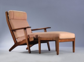 Hans J. Wegner. Lænestol med skammel model 290 (2)