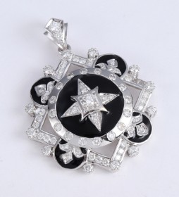 Pendant of 18 kt. white gold rhodium-plated gold adorned with diamonds and enamel work, 3.00 ct.