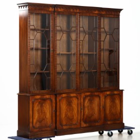 Reproduction of English 'breakfront bookcase', mahogany, 2nd half of the 20th century.