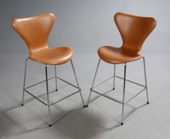 Arne Jacobsen. Par Syver barstole, model 3197 (2)