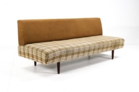 Dansk møbelproducent. Daybed / seng / divan med ben af teak ca. 1960