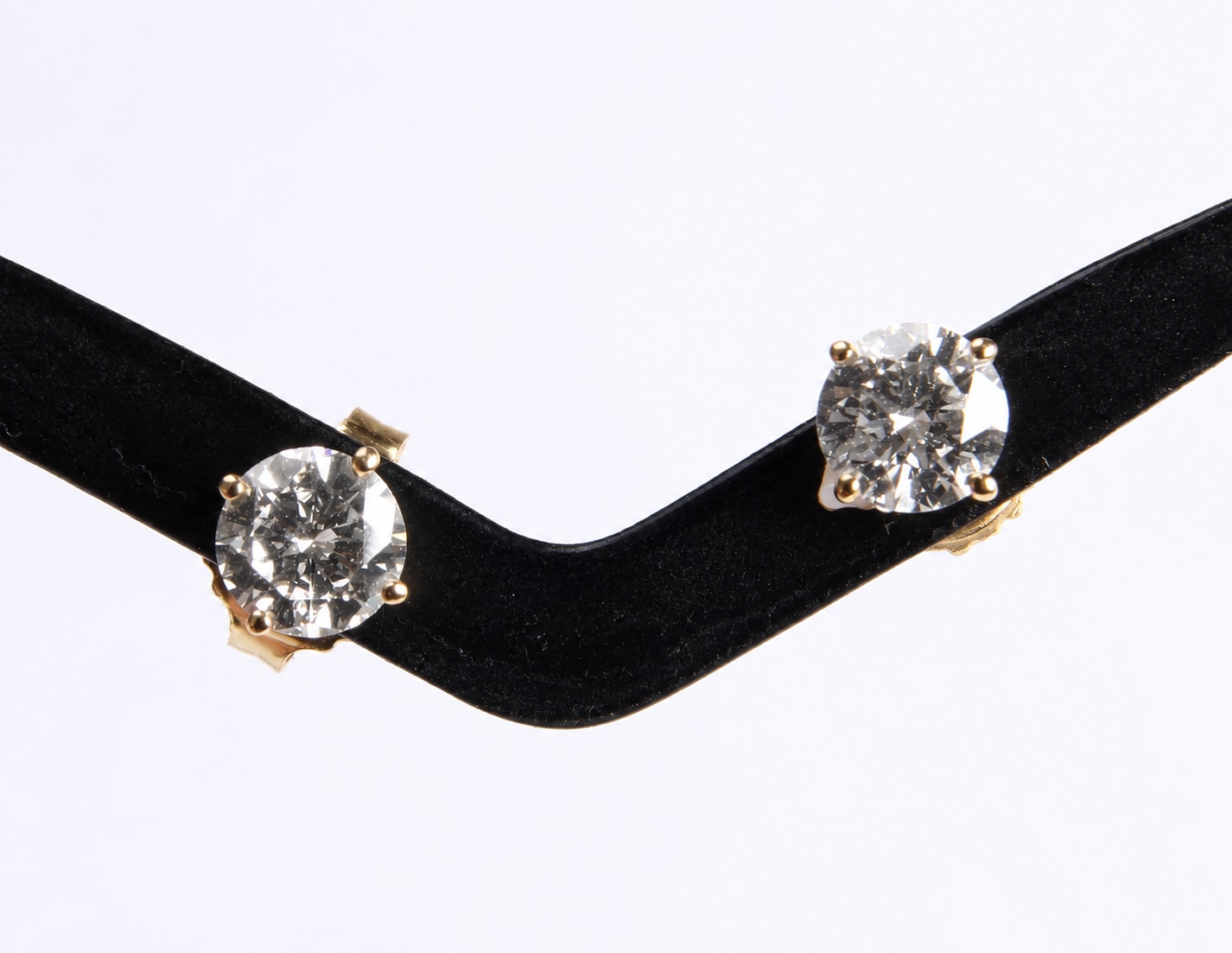 A pair of solitaire earrings in 14 kt. gold, 1.00 ct. (2)