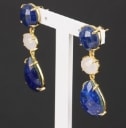 A pair of gold-plated sterling silver earrings with lapis lazuli and white agate (2)