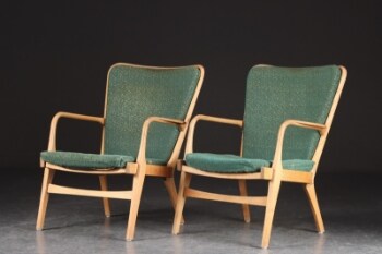 Dansk møbeldesign. Et par lænestole af bøgetræ med tremmetræ, 1900-tallets midte (2)