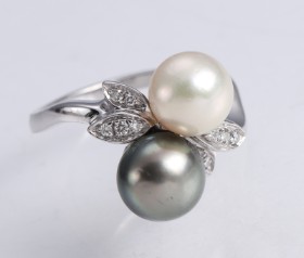 Portuguese diamond ring in 19 kt. white gold with Tahitian and South Sea pearl pearl ring, large size.