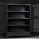 Vitrineskab i metal. Rustikt look. Industrielt design