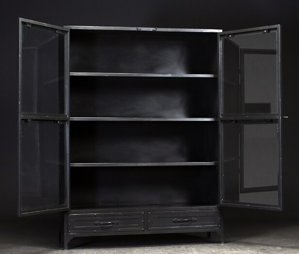Vitrineskab i metal. Rustikt look. Industrielt design