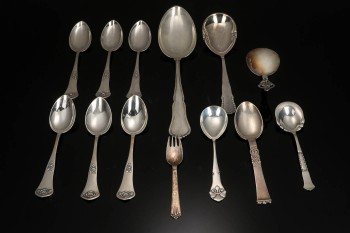 En samling af sølvskeer, forskellige mærker og mønstre. (13)