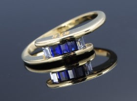 Moderne safir og goshenitring af 18 kt. guld, i alt ca. 0.50 ct