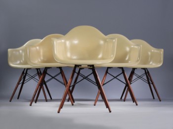 Charles Eames. Et sæt på seks armstole i cremefarvet glasfiber, model DAW. (6)