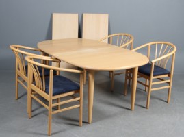 Raunkjær: Elipseformet spisebord samt fire stole. (7) - Lauritz.com