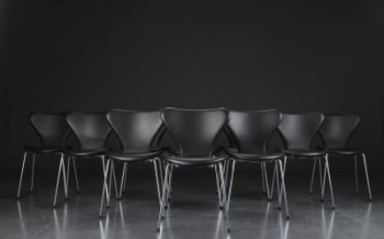 Arne Jacobsen. 10 syverstole model 3107, sort Pure anilinlæder, sædehøjde 46,5 cm (10)