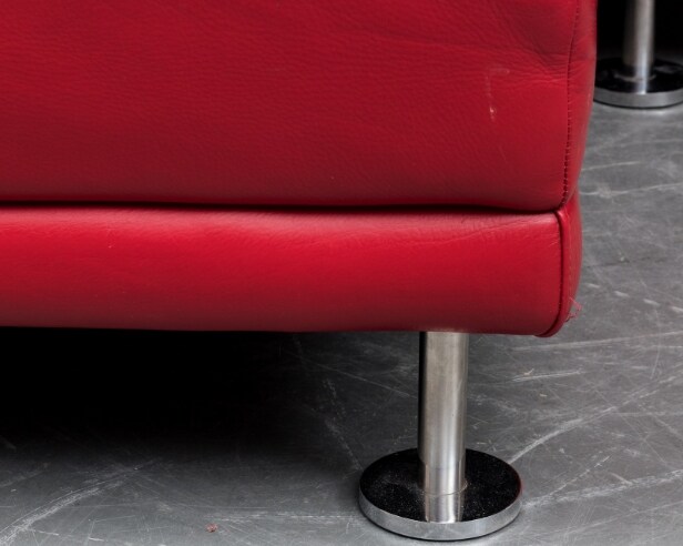 Rød trepersoners lædersofa med chaiselong (2)